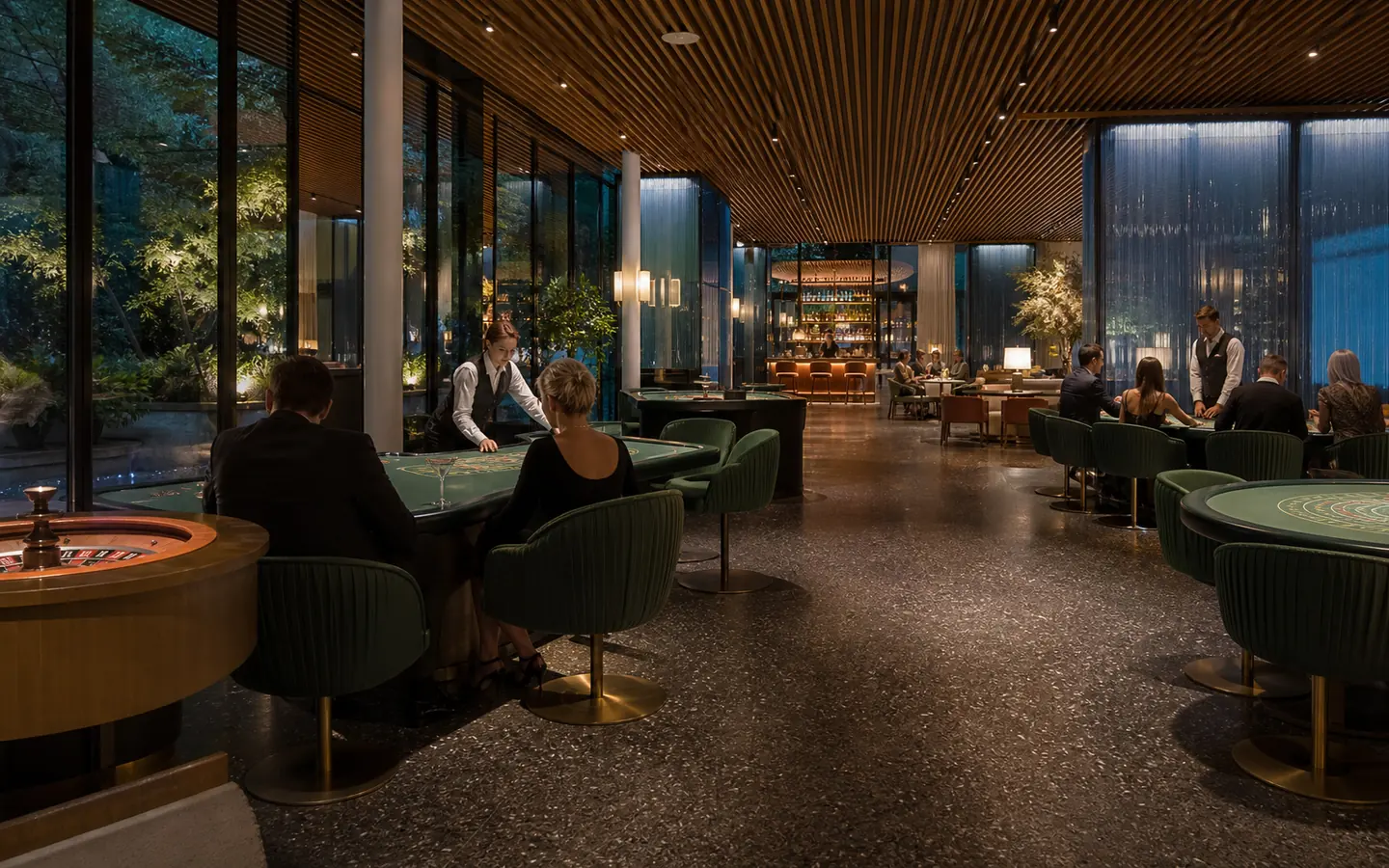 Elegante speelzaal met groene tafels, houten plafond en zicht op de avondtuin