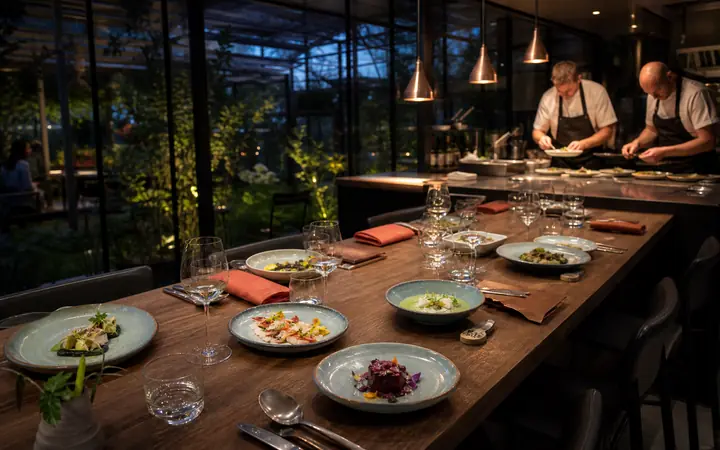 Intieme chefstafel bij de open keuken