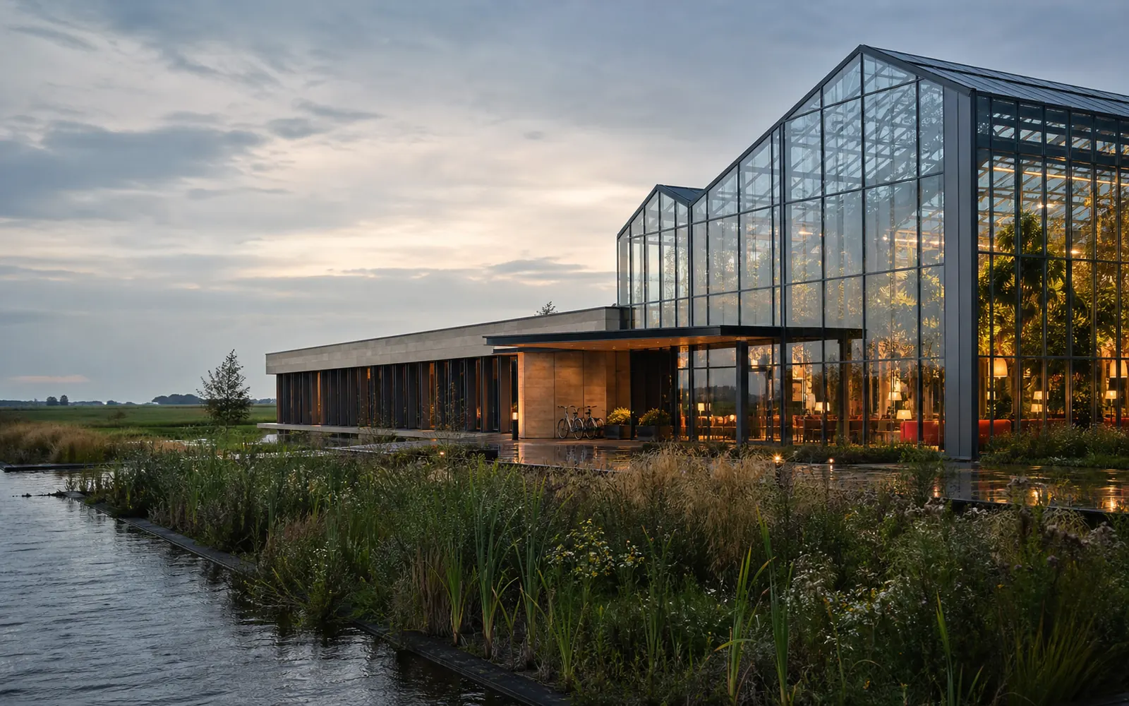 Modern glazen hotel tussen Nederlandse poldertuinen na een regenbui