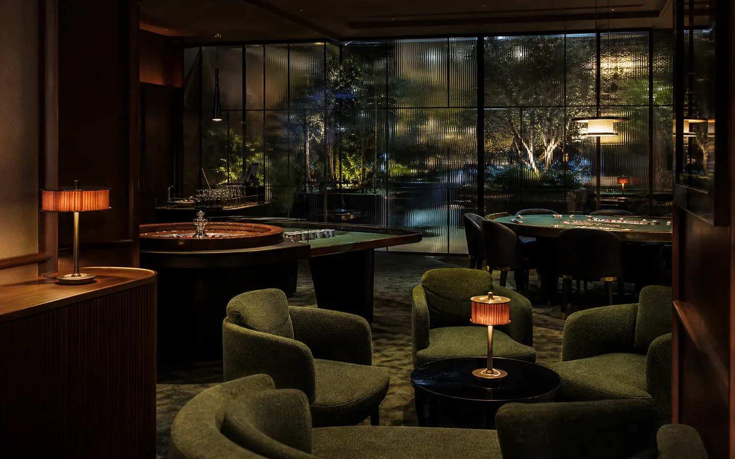 Besloten speelsalon met roulette, kaarttafel en groene fauteuils
