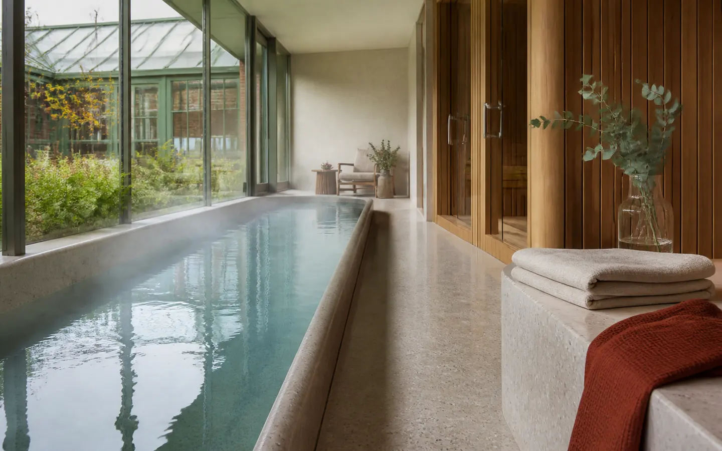 Stil badhuis met lang mineraalbad, houten sauna en binnentuin